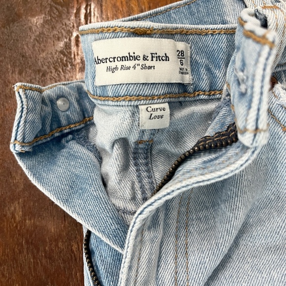 Abercrombie & Fitch Curve Love High Rise 4" Short Size 6 - Picture 3 of 3
